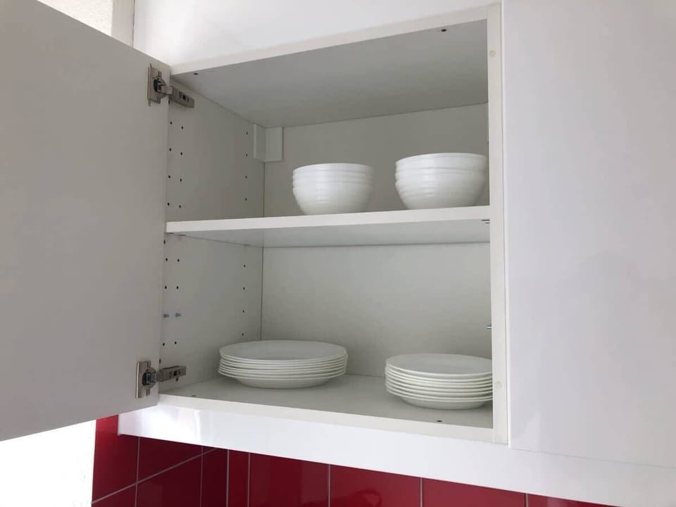 Gross und kleine Teller, wie Schahlen für Suppe oder ein Müsli am Abend/Morgen.