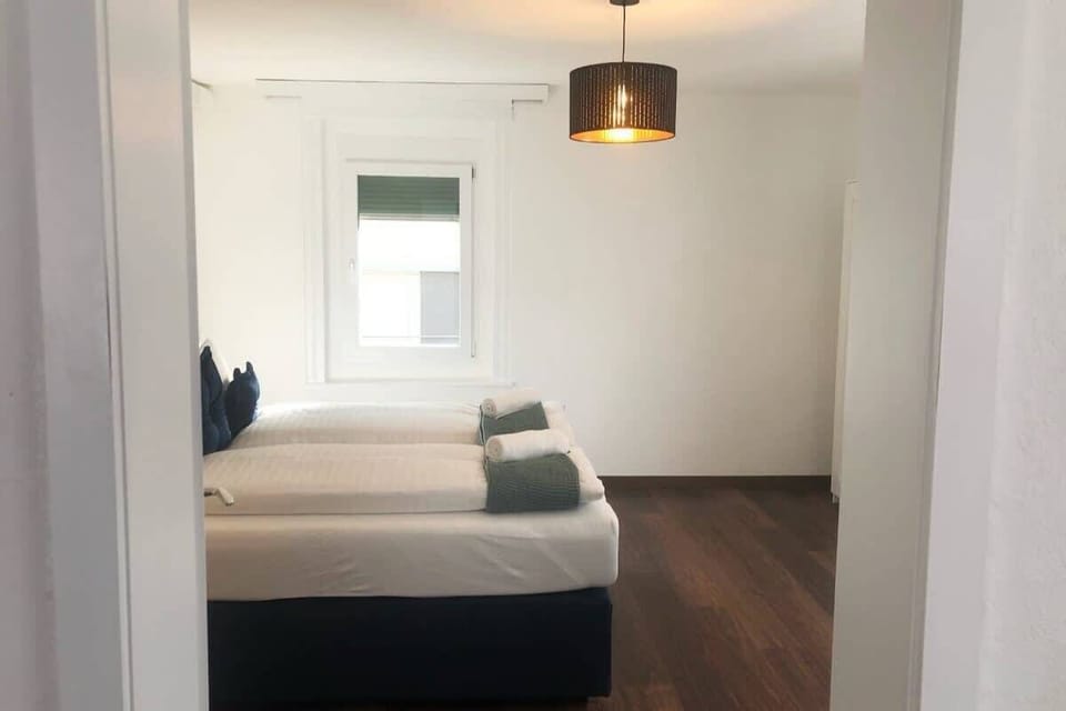 In unserem 160/200 Boxspringbett, fühlst du dich wie im 7. Himmel. Ein Kleiderschrank mit genügend Platz für kurze oder längere Aufenthalte mit genügend Kleiderbügel, steht neben einem Arbeitspult für Homeoffice auch für dich bereit.