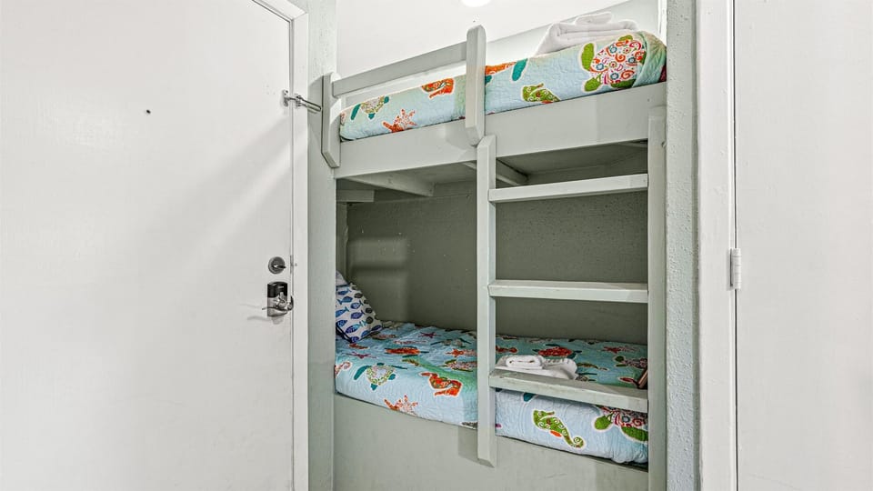 Cozy twin bunks in entry hallway.
