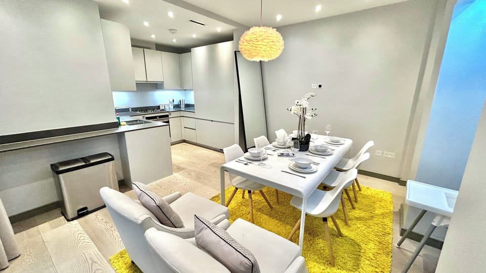 Stylish Mayfair dining area near Hyde Park and Oxford Street shopping district