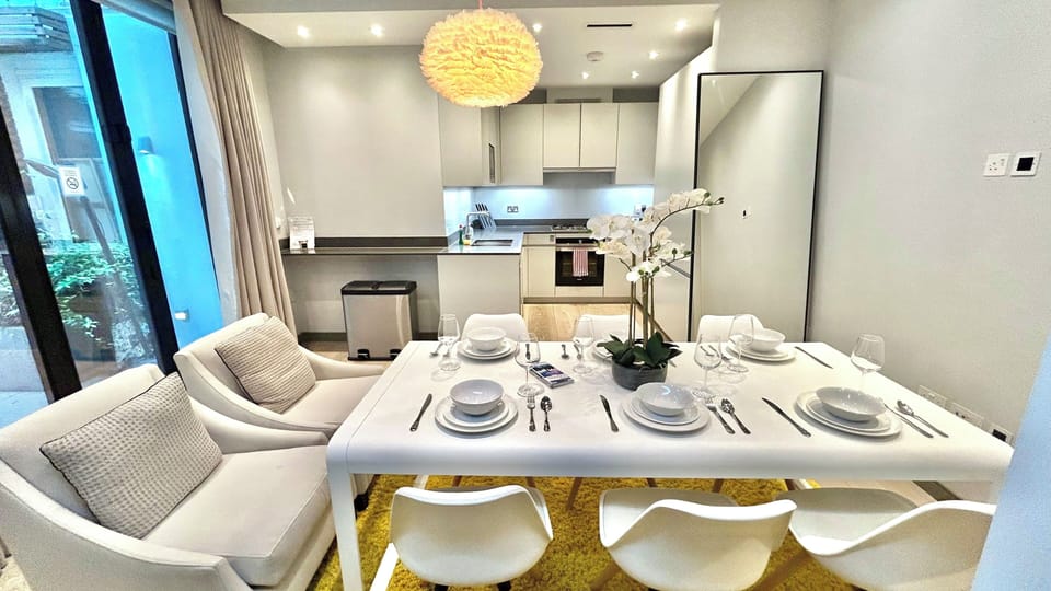 Stylish Mayfair dining area near Hyde Park and Oxford Street shopping district