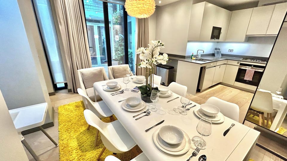 Stylish Mayfair dining area near Hyde Park and Oxford Street shopping district