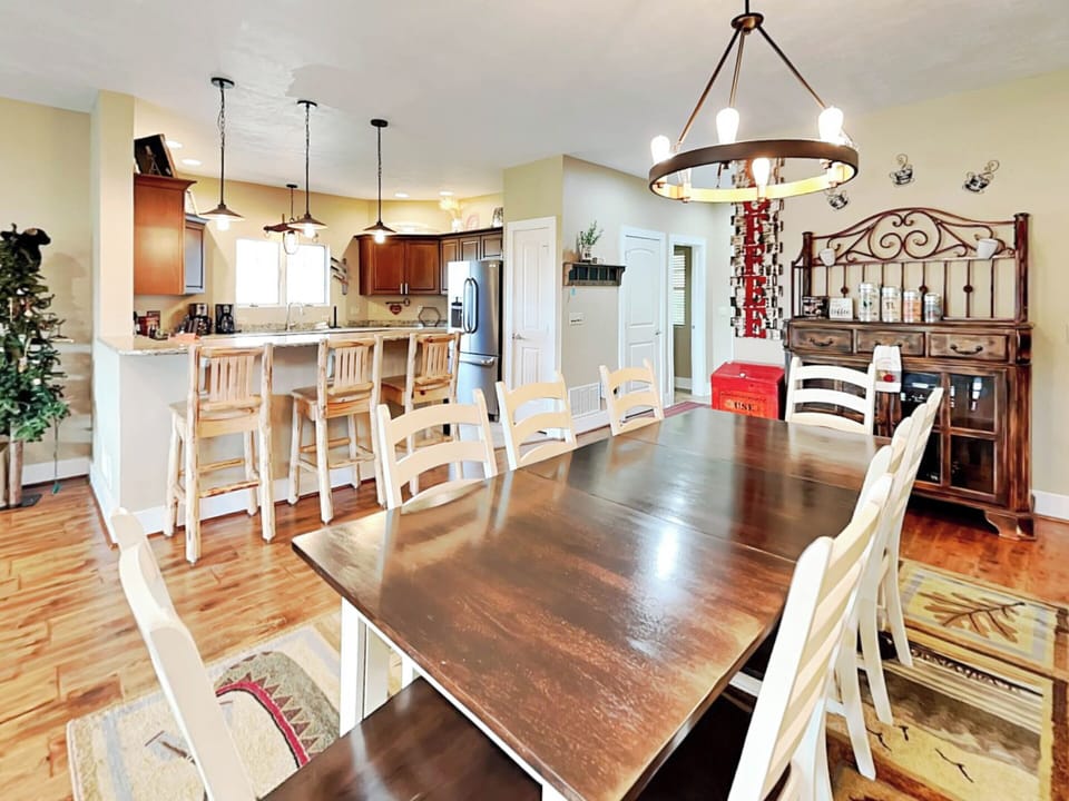 Kitchen & Dining