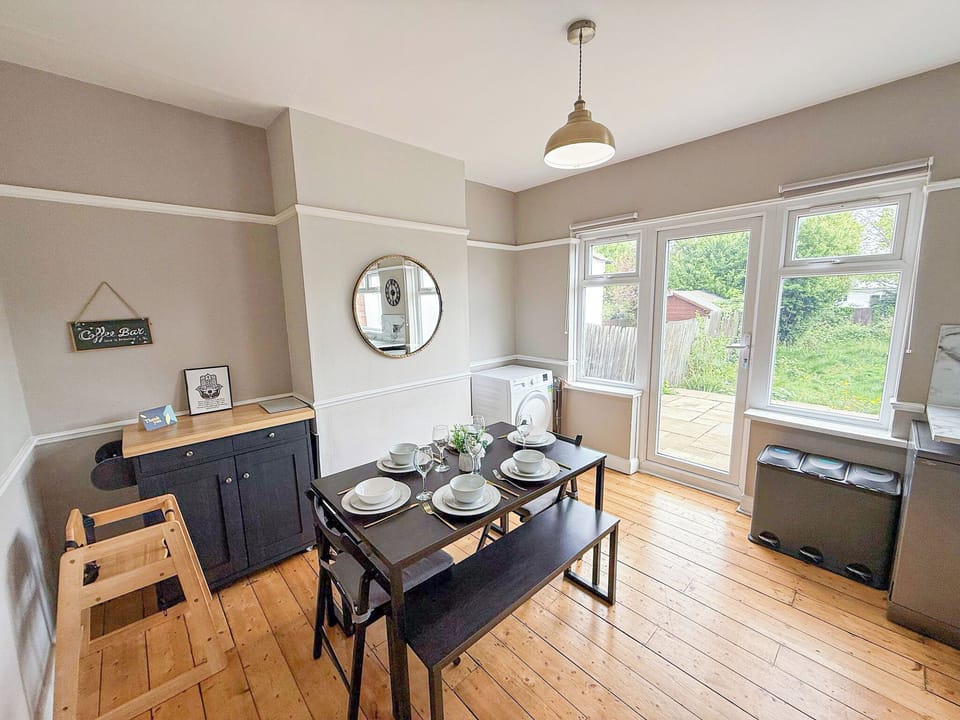 Modern kitchen & dining in New Malden near Kingston, Raynes Park & Wimbledon