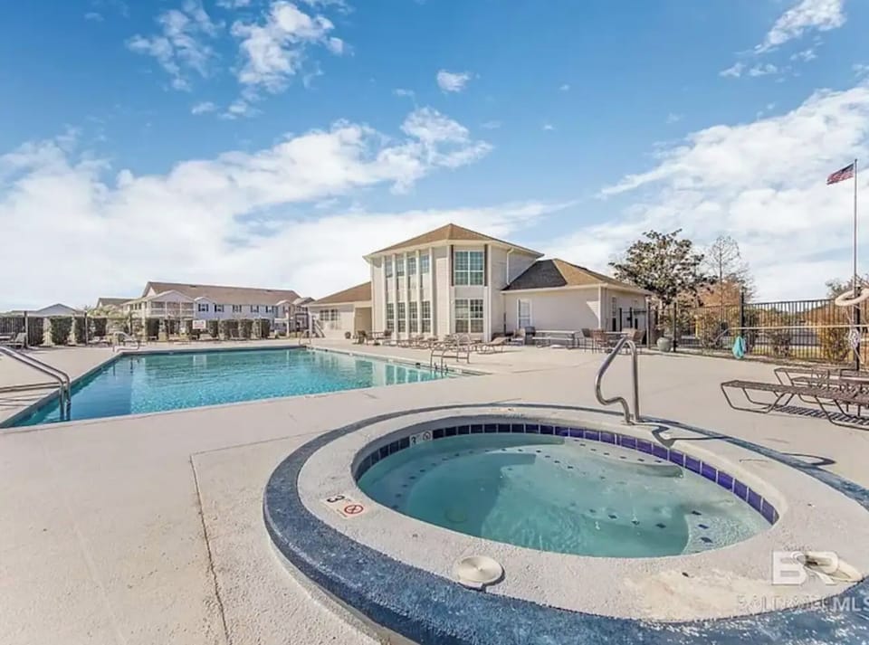 Pool and Jacuzzi.