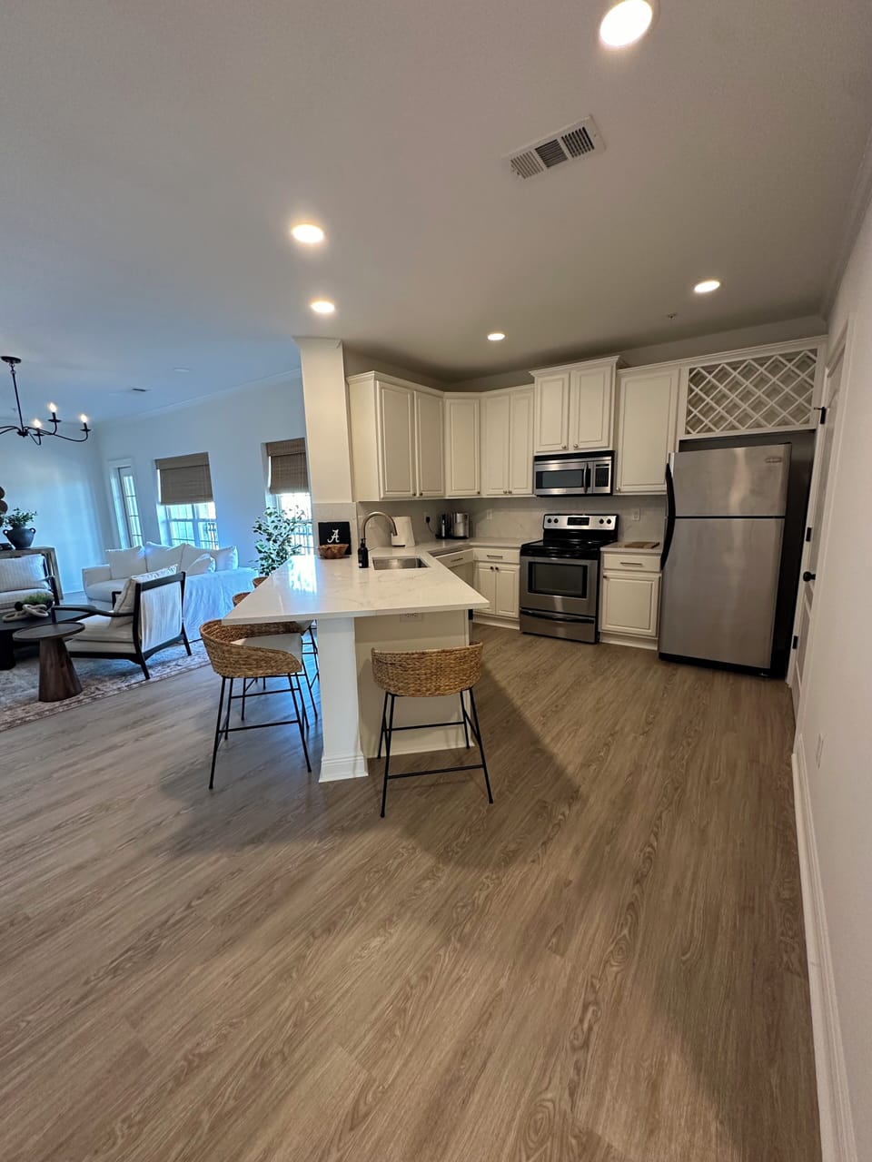 Fully equipped kitchen and seating for four people.