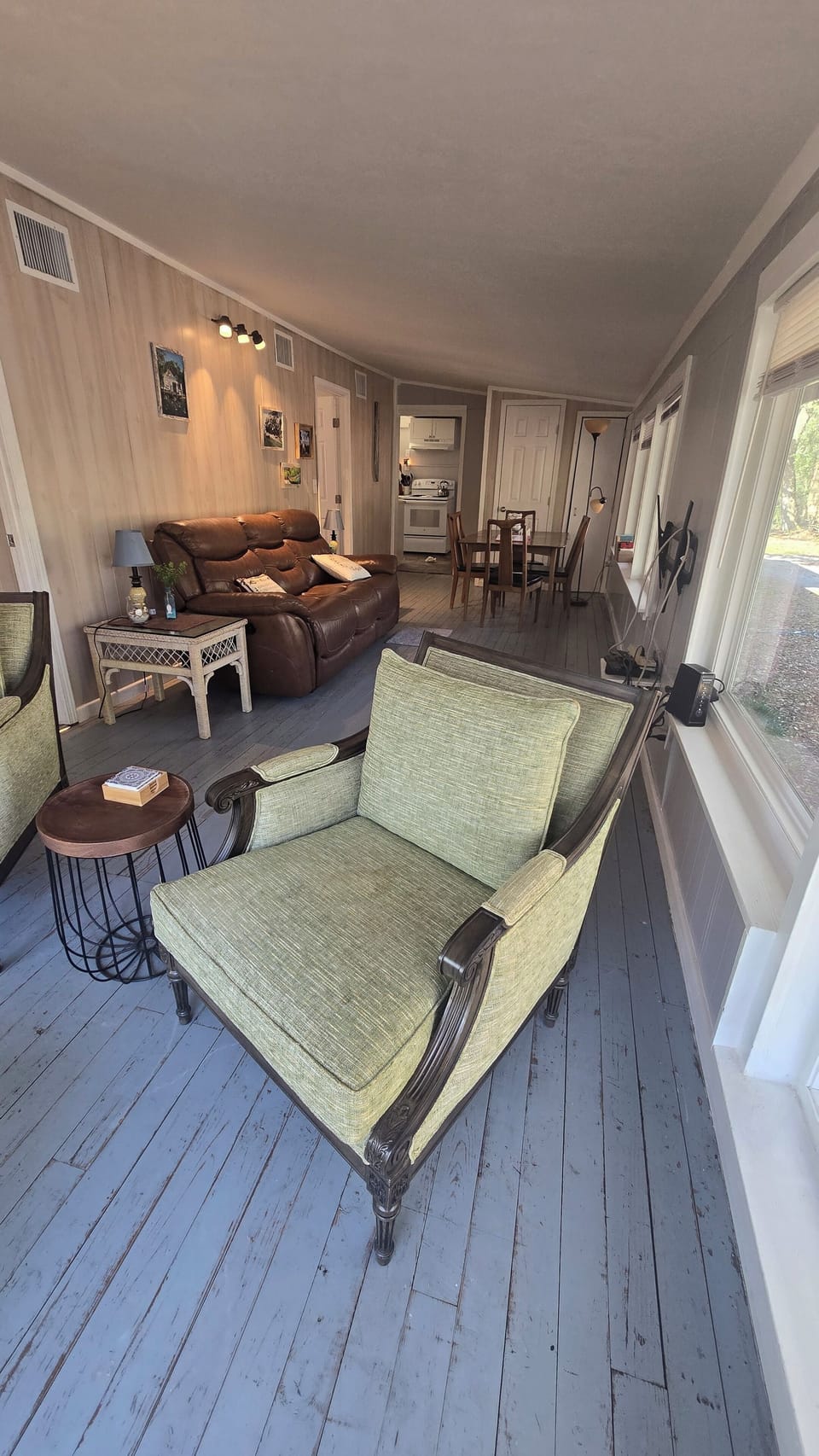 Living room, dining table 