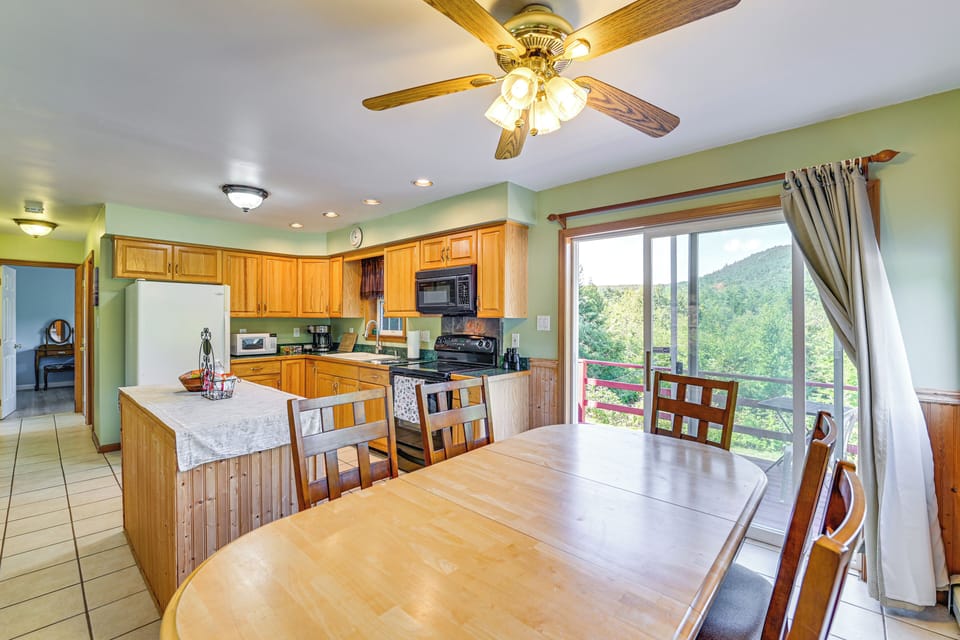 Dining Area | Dishware/Flatware Provided | Main Level