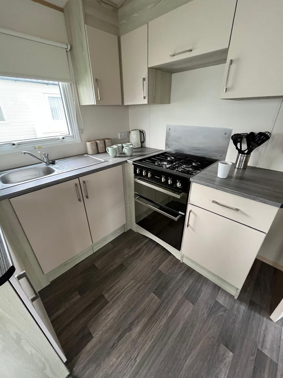 Our caravan kitchens offer the flexibility you need for spontaneous getaways, making them perfect for last-minute bookings.