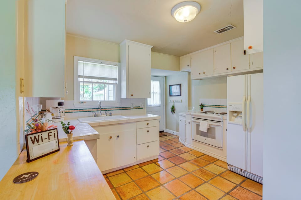 Kitchen | Drip Coffee Pot | Blender | Toaster
