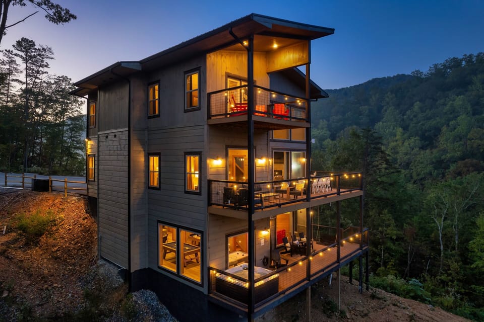 Welcome to the Luxurious Grand Equestrian Lodge in the Great Smokies Mountain