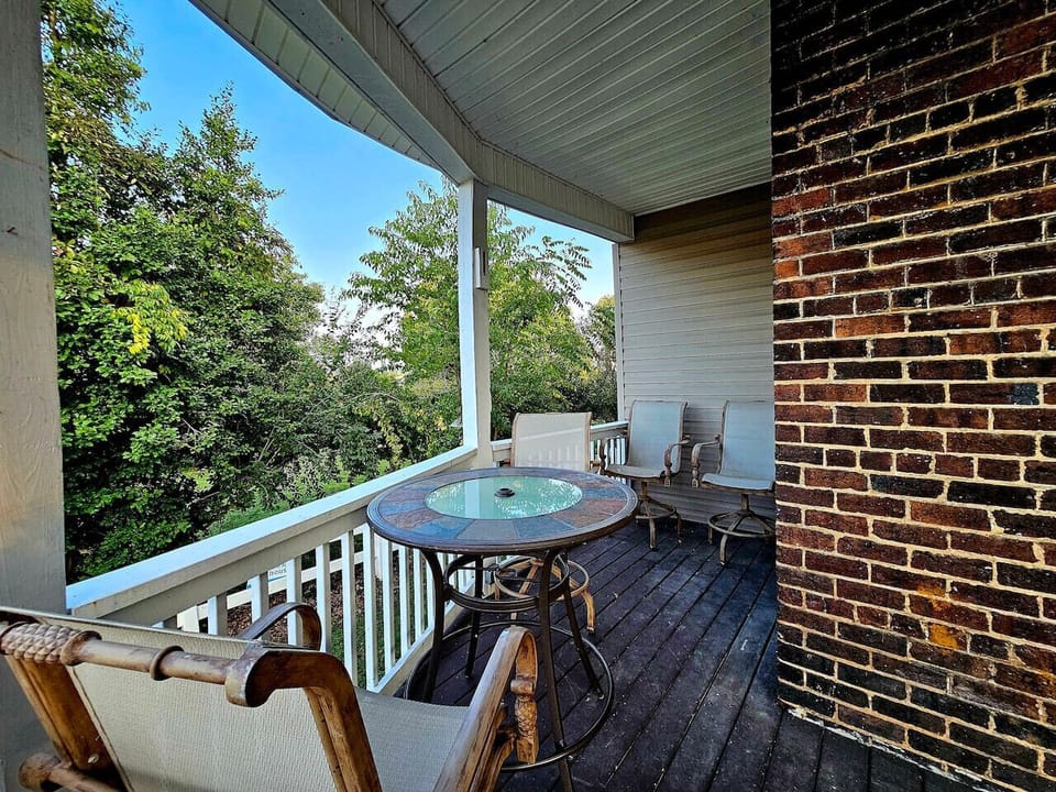 Covered Patio (BBQ on the Breezway side of the house)