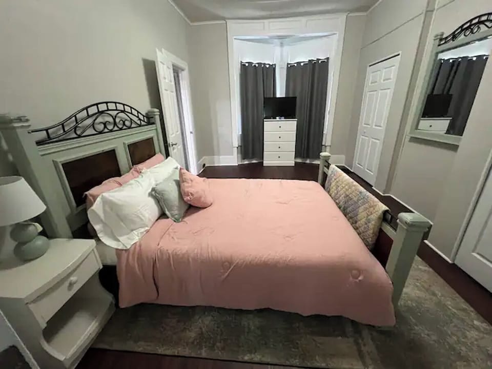 Master Bedroom (Queen)