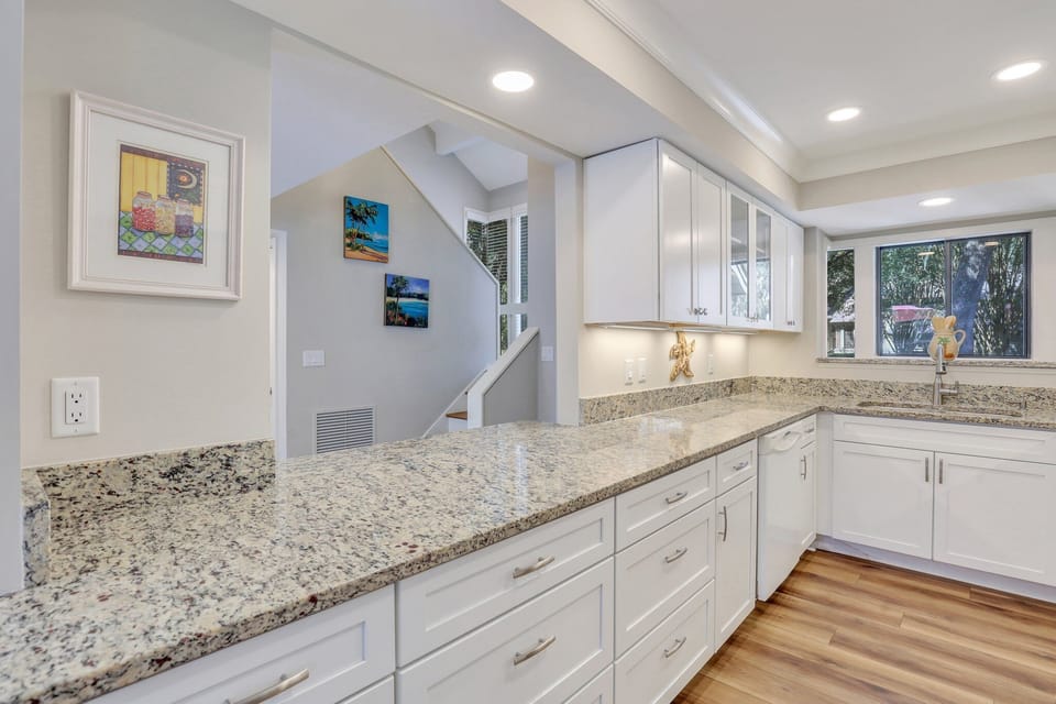 Fully Equipped Kitchen including a Keurig and Drip Coffee Maker