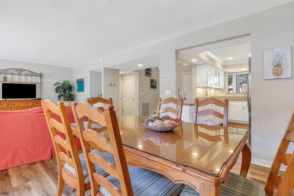 Dining Room has Seating for 6
