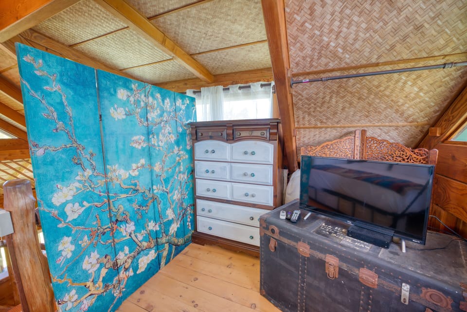 Loft bedroom. King Bed, smart tv, Ac, recliner, hangers, full size mirror.