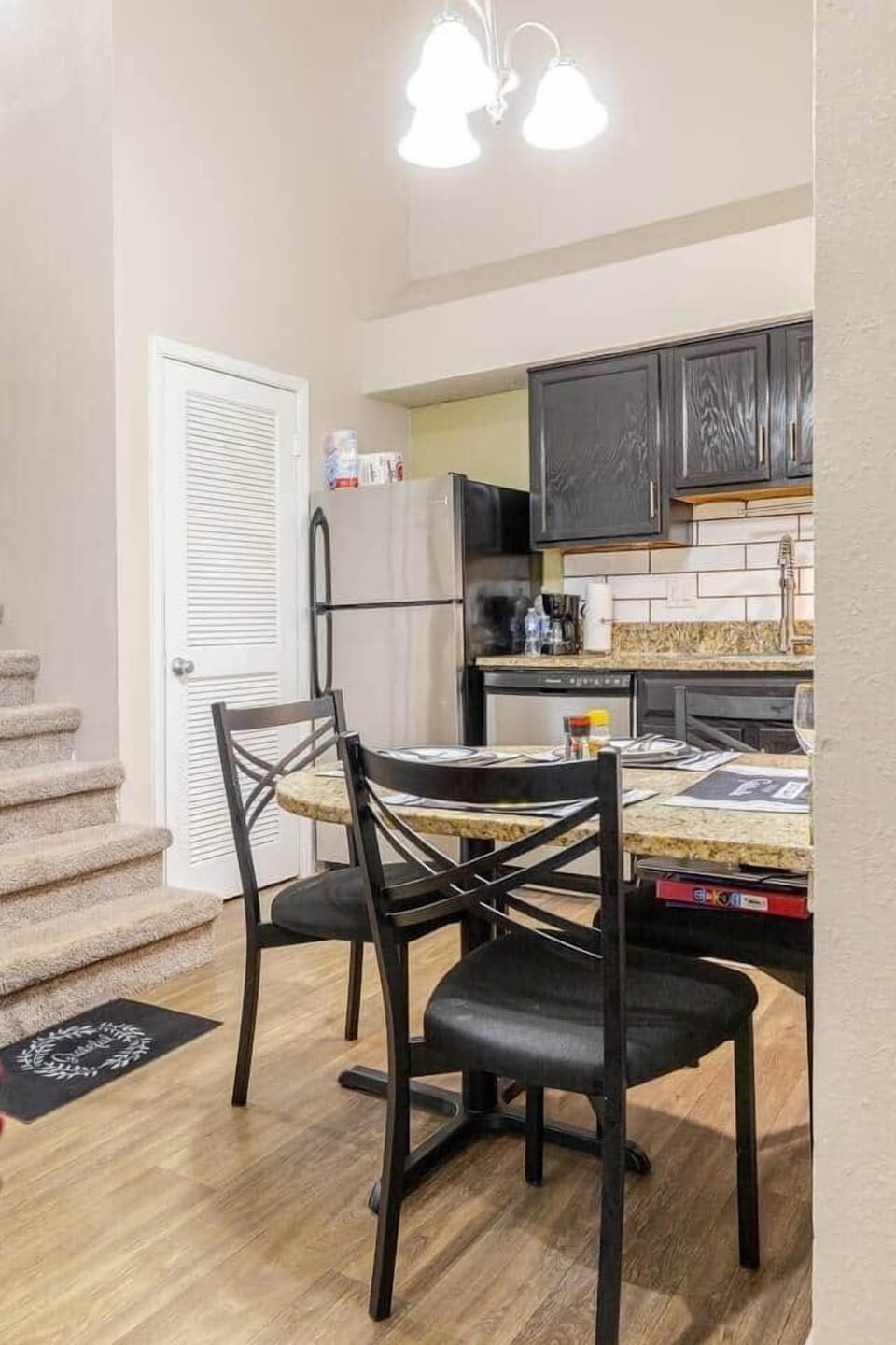 Enjoy the family togetherness at this ample-sized, and cozy table for a small family hearty meal. Use the fridge to store all your foods and check the freezer for ice made in its icebox. 