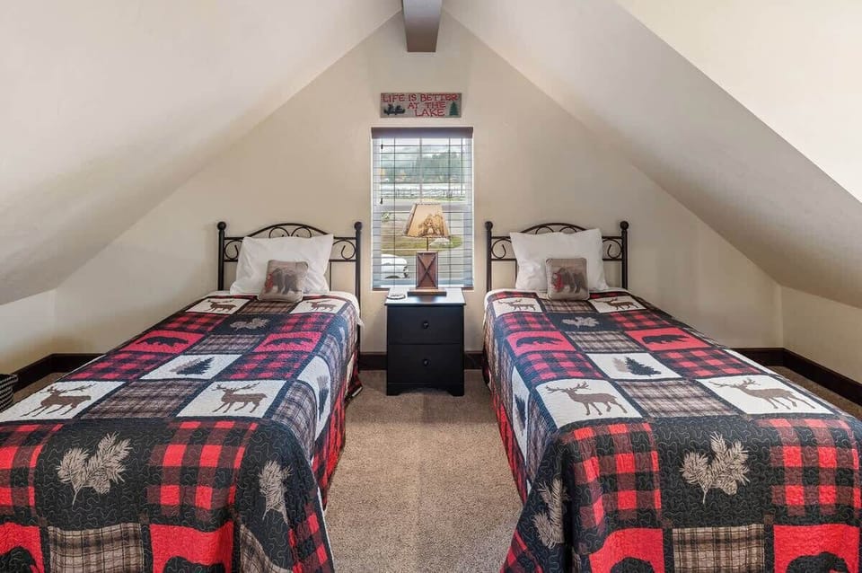 Upstairs loft with 2 twin beds