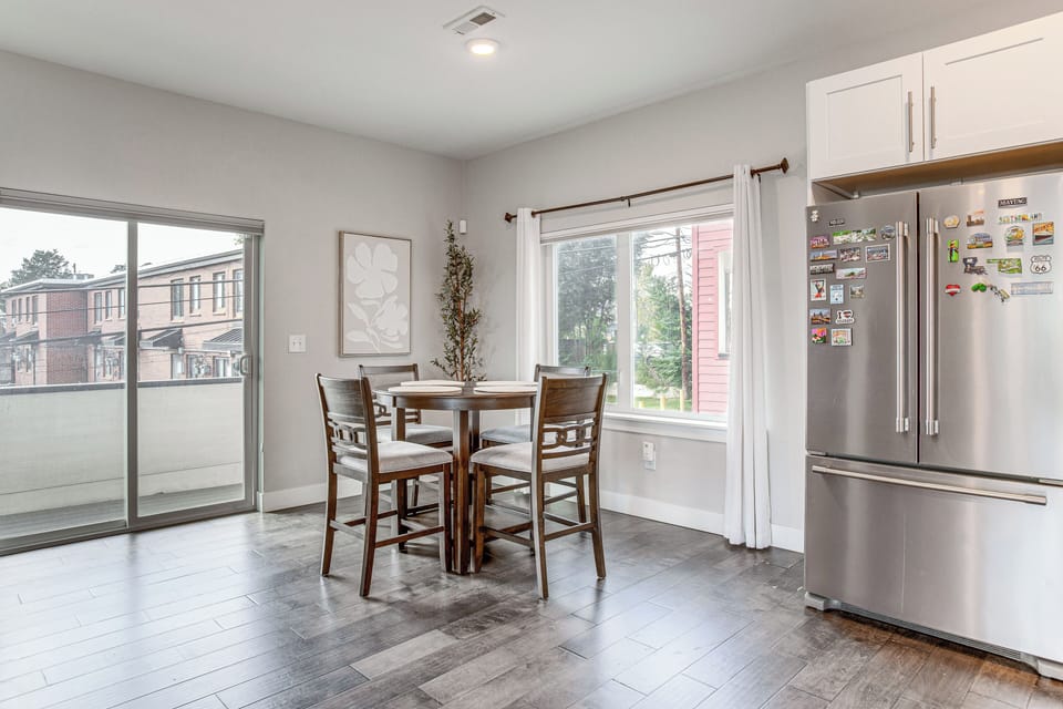 Dining Area | Dishware/Flatware Provided | 2nd Floor