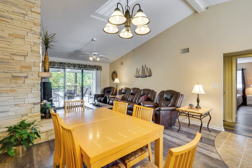 Dining Area | Dishware/Flatware Provided