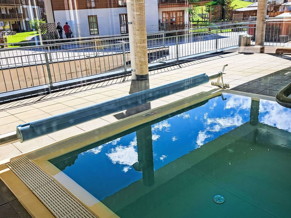 Water, Property, Swimming Pool, Light, Blue, Azure, Body Of Water, Building, Leisure, Line