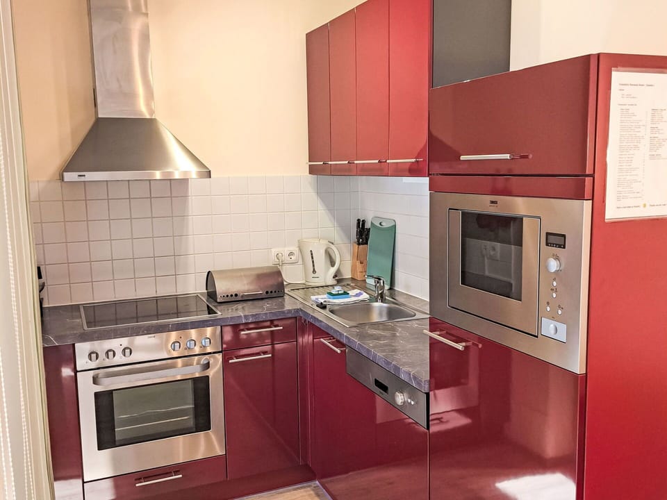 Cabinetry, Property, Countertop, Kitchen Appliance, Kitchen Stove, Kitchen, Home Appliance, Interior Design, Wood, Lighting