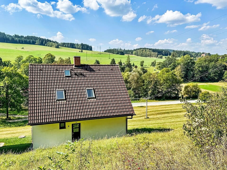 Cloud, Sky, Plant, Building, Natural Landscape, Window, Tree, House, Land Lot, Highland