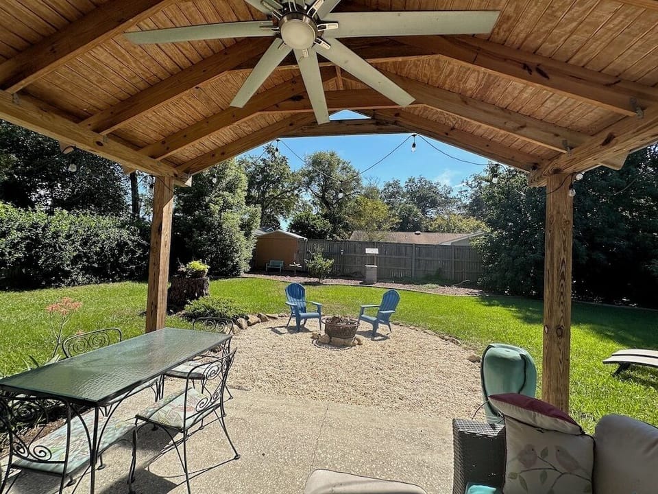 Wonderful outside space with fire pit 