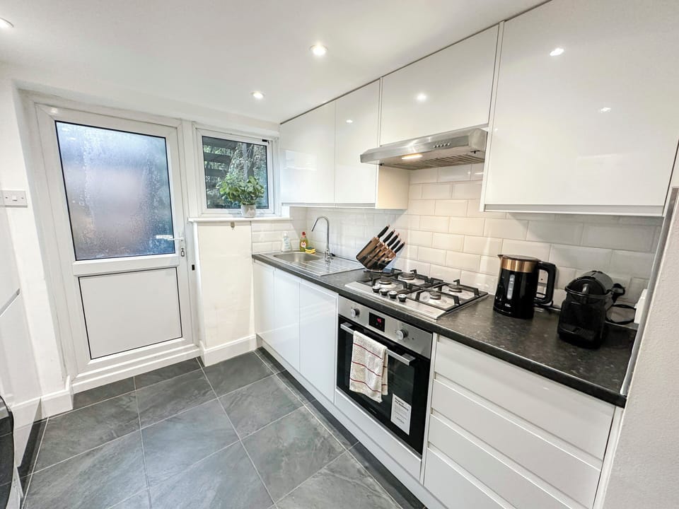 London's 1 Bedroom flat with small garden & FREE Wi-Fi in Finsbury Park