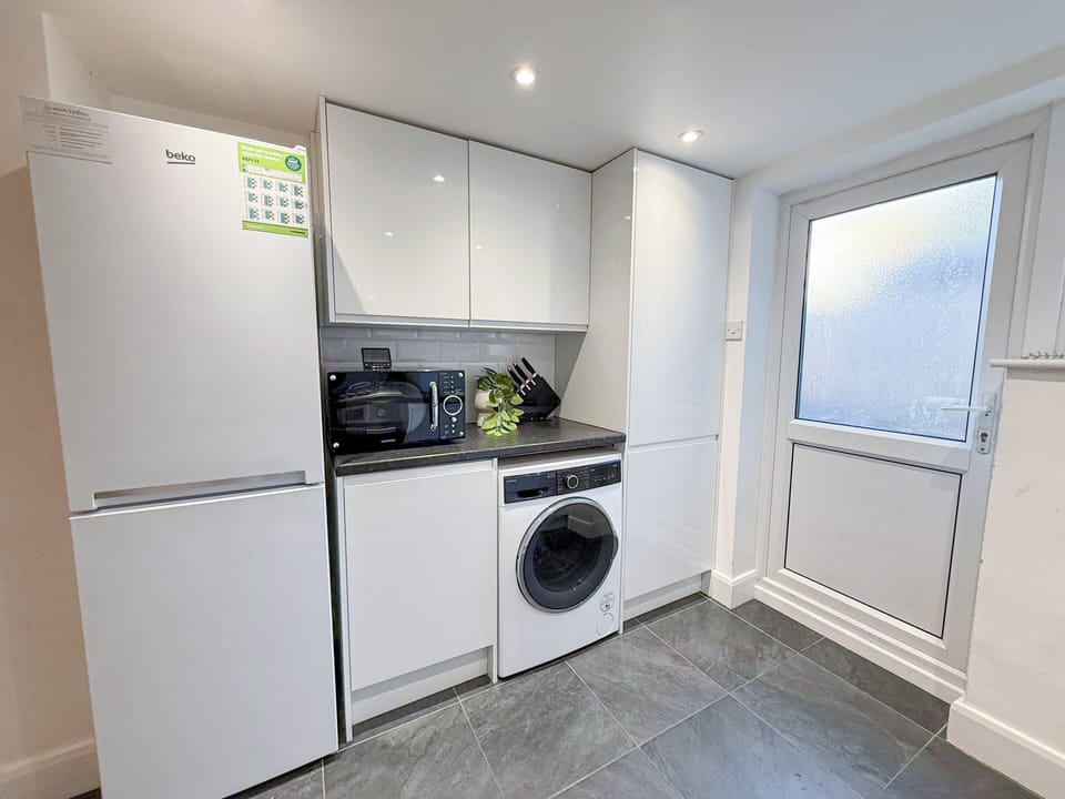 Fully-equipped Kitchen | Finsbury Park near Highbury, Emirates Stadium, Camden