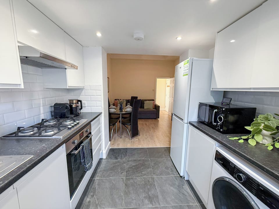 Fully-equipped Kitchen | Finsbury Park near Highbury, Emirates Stadium, Camden