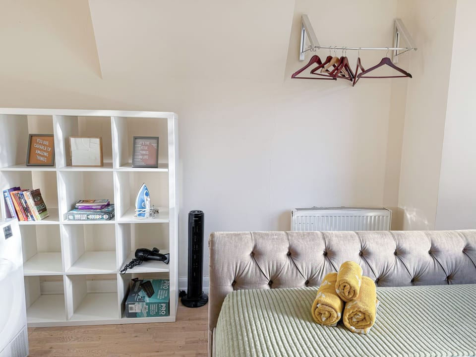 Cozy Bedroom w/ a King bed (150cm) | Finsbury Park, Islington, Emirates Stadium