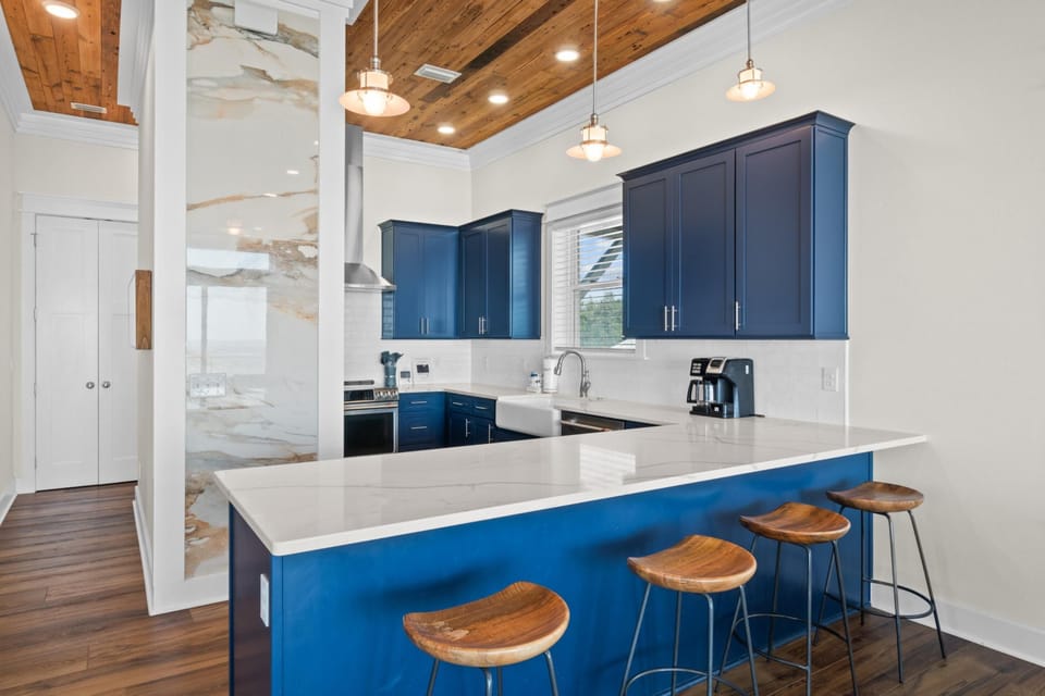 Kitchen with Breakfast Bar