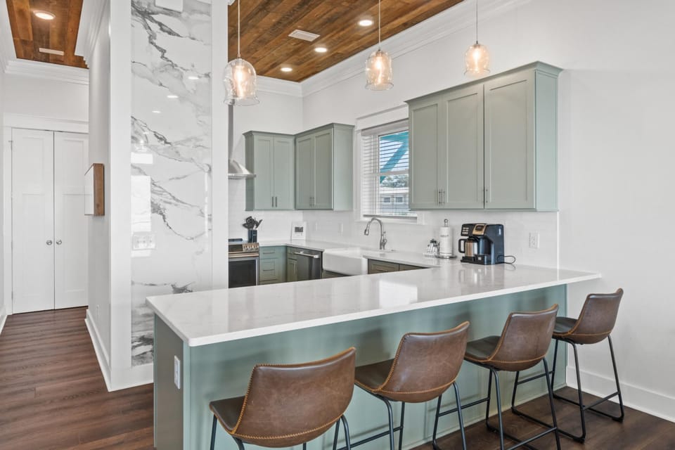 Kitchen with Breakfast Bar