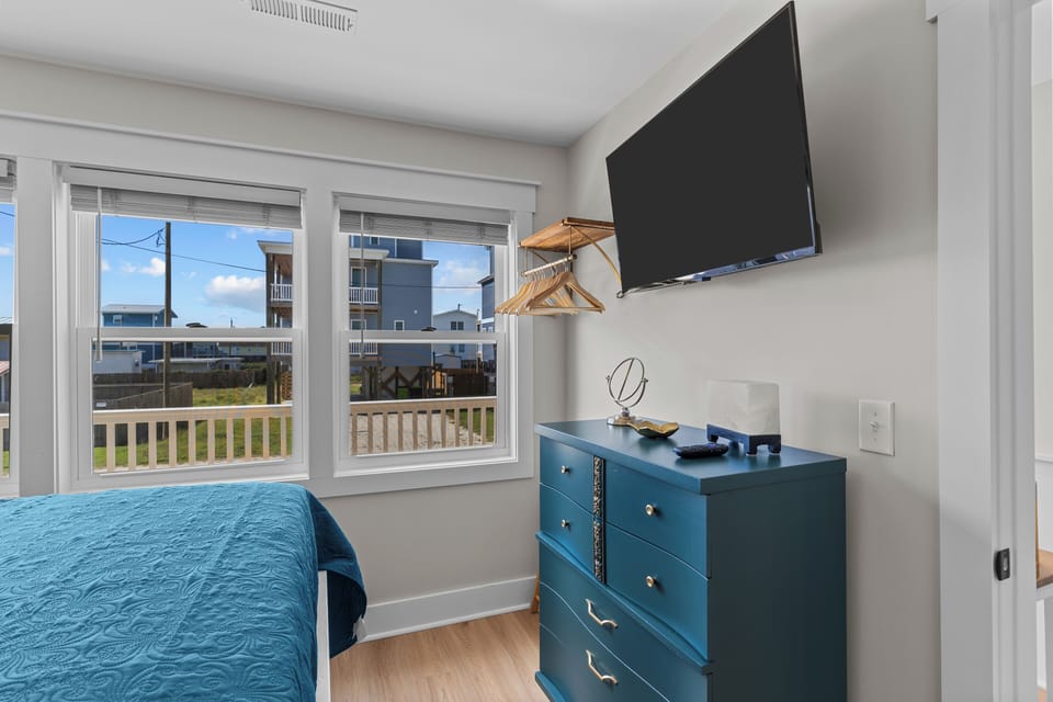 Queen Bed with Twin Over Twin Bunkbed