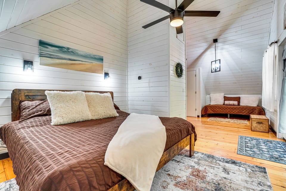 Bedroom 3 | 2nd Floor | King Bed | Twin Bed | Linens Provided