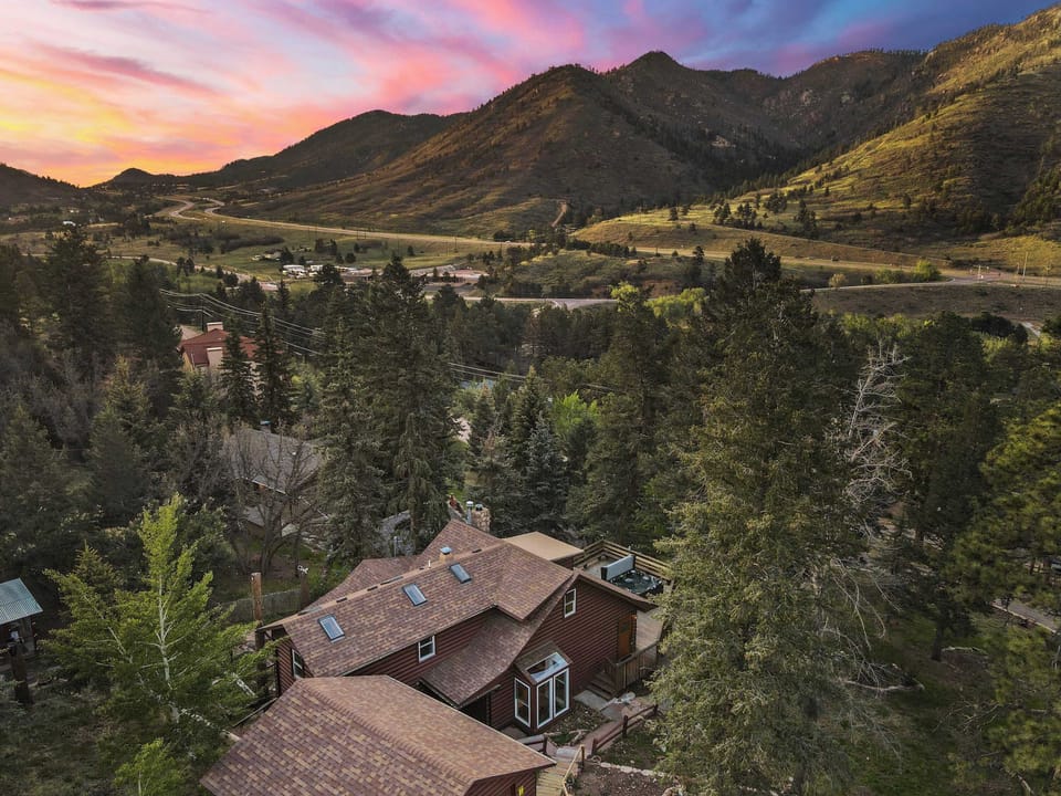 Forest cabin and aerial views of Cascade-Chipita Park mountains.