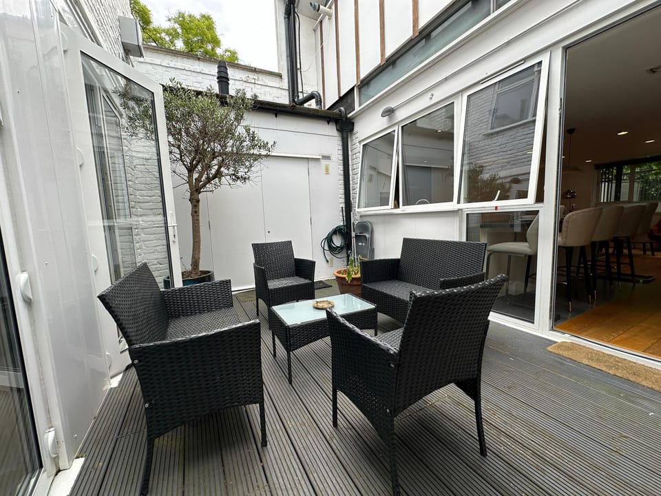 London's 3 Bedroom flat with private terrace & Free Wi-Fi in Holloway 