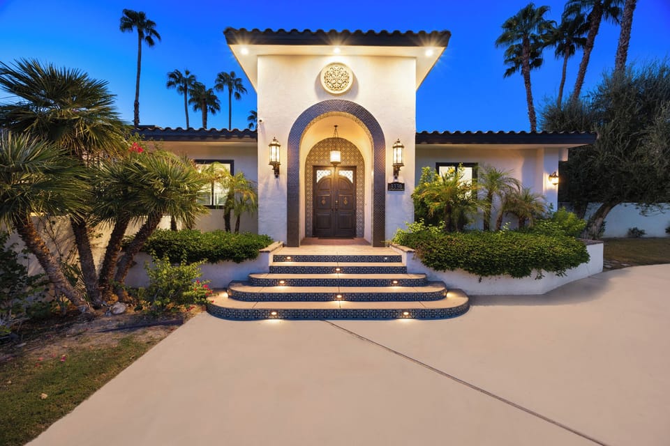 Casa Sueños - Front Door Area Night