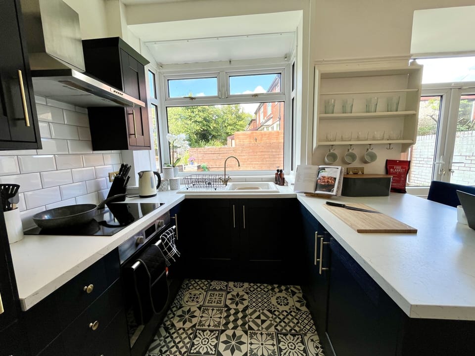 Kitchen - Compact and equipped perfect for efficient, stylish cooking