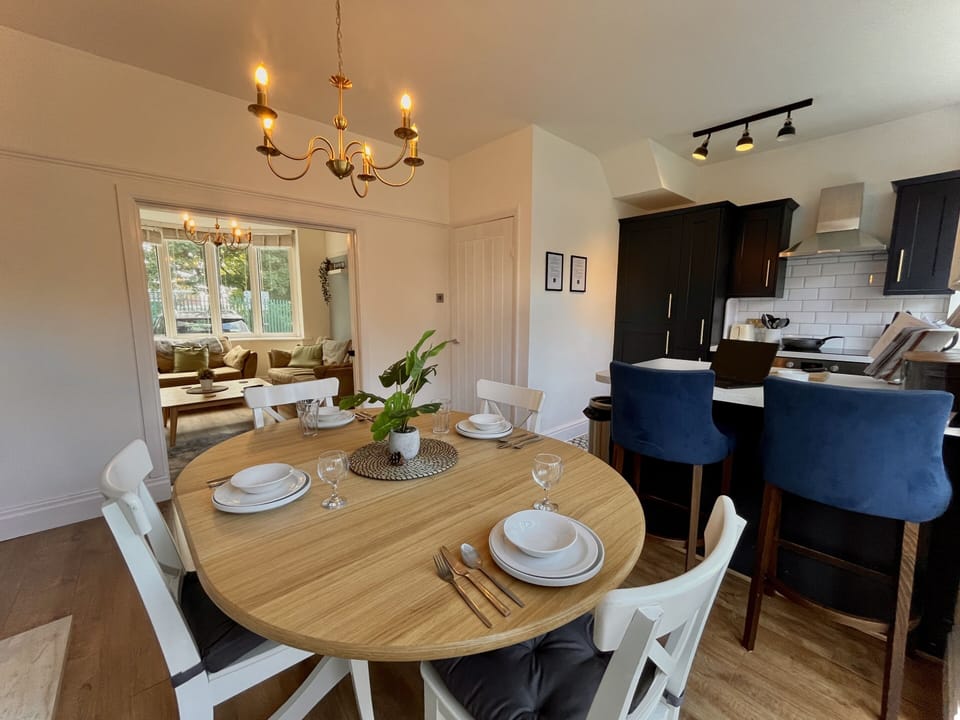 Dining - Bright and airy space to enjoy your meals