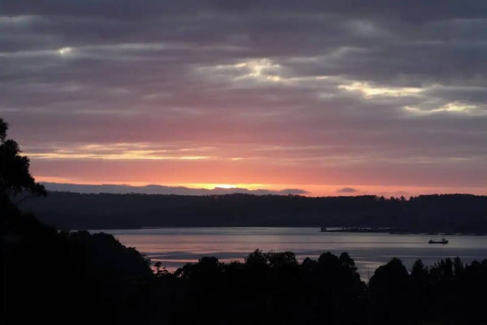 A five-minute drive from the Wine Loft will take you to the Kettering Marina offering restaurants and a stunning scenery of boats bobbing by. 