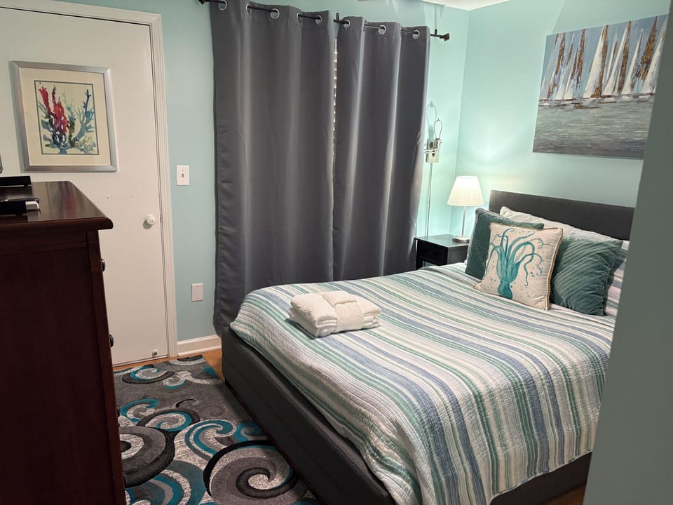 2nd bedroom with queen bed