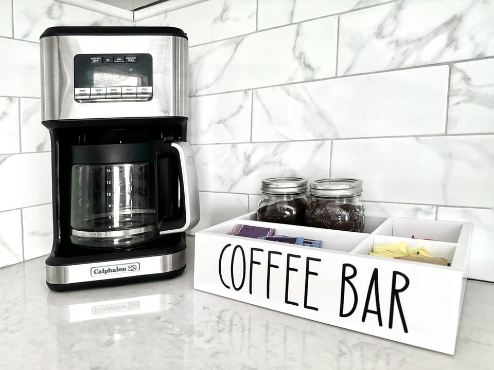 Come straight from the airport to enjoy a coffee, decaf or tea. 
