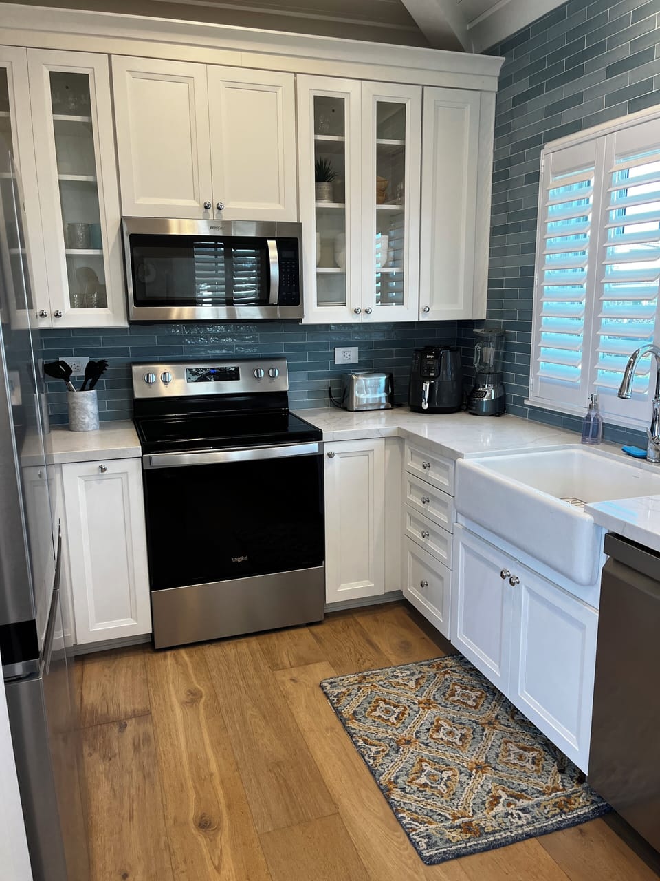 Full kitchen with all the essentials.