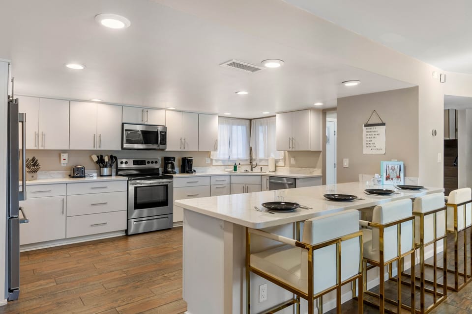 Fully Equipped Kitchen - Stainless Steel Appliances