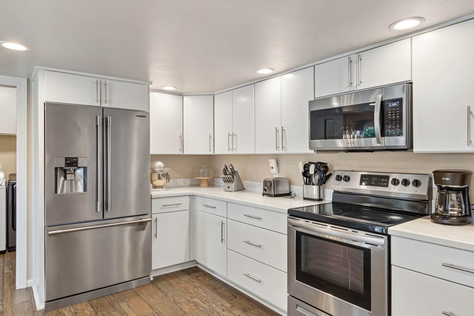 Fully Equipped Kitchen - Stainless Steel Appliances