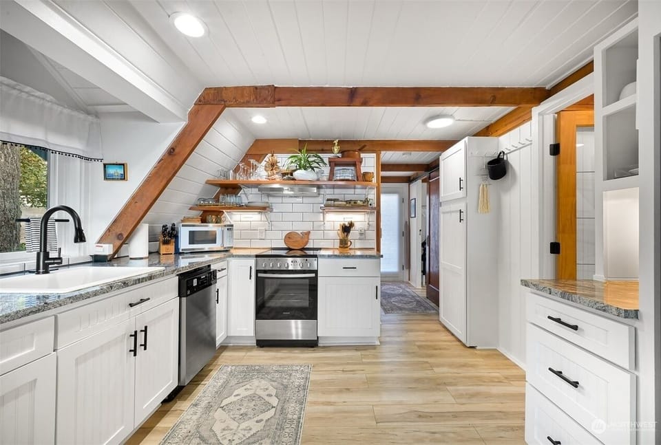 Full kitchen, ready for you to cook and enjoy a meal!