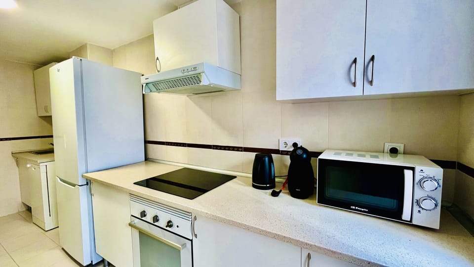 Fully equipped kitchen, with coffee maker, toaster, microwave, kettle and all the essential utensils to make you feel at home. A practical and functional space to prepare your meals in total comfort.
