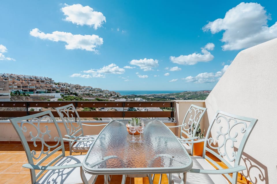 Breakfast or dinner with ocean view.